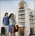 Shopping devant magasin Louis Vuitton